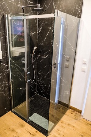 Een haardroger, handdoeken, zeep, toiletpapier
