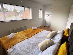 3 habitaciones, tabla de planchar con plancha, wifi y ropa de cama