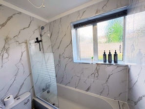 Towels, soap, toilet paper - Home In Northampton | Contractors Welcome (Northampton)