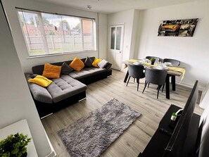 TV - Home In Northampton | Contractors Welcome (Northampton)