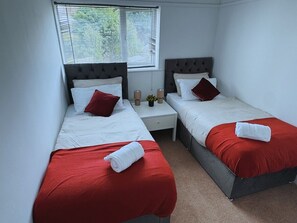 3 bedrooms, iron/ironing board, WiFi, bed sheets - Home In Northampton | Contractors Welcome (Northampton)