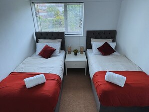 3 bedrooms, iron/ironing board, internet, bed sheets - Home In Northampton | Contractors Welcome (Northampton)