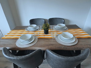 Dining - Home In Northampton | Contractors Welcome (Northampton)