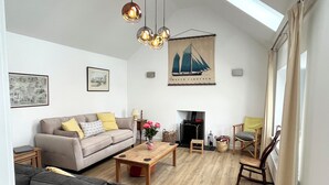TV, fireplace - House By The Sea, breathtaking, uninterrupted views of the Mory Firth ... (Portsoy)