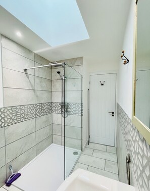 Dusche, Haartrockner, Handtücher, Seife