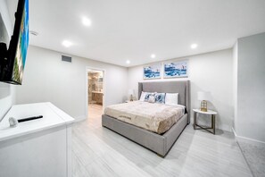 5 habitaciones, escritorio y tabla de planchar con plancha 