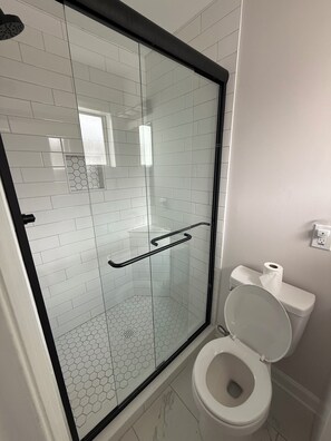 Een douche, een haardroger, handdoeken, zeep