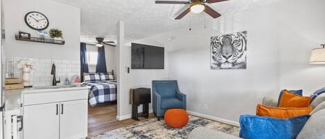 1 slaapkamer, een strijkplank/strijkijzer, gratis wifi, beddengoed