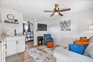 1 bedroom, iron/ironing board, free WiFi, bed sheets - Jordan-Hare Views - The Loveliest Studio on Magnolia (Auburn)