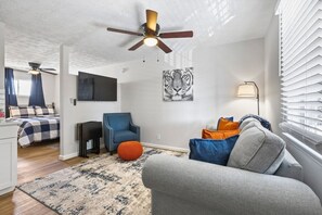 1 bedroom, iron/ironing board, free WiFi, bed sheets - Jordan-Hare Views - The Loveliest Studio on Magnolia (Auburn)