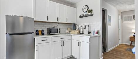 Réfrigérateur, micro-ondes, cafetière/bouilloire, grille-pain