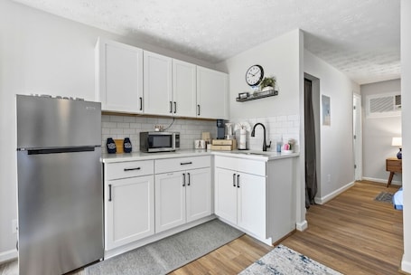 Fridge, microwave, coffee/tea maker, toaster. Jordan Hare Views & Walk to Campus - Queen Bed+ Sleeper Sofa