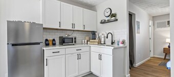 Jordan Hare Views & Walk to Campus - Queen Bed+ Sleeper Sofa