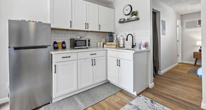 Jordan Hare Views & Walk to Campus - Queen Bed+ Sleeper Sofa