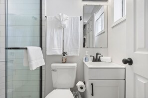 Shower, hair dryer, towels, soap - Jordan-Hare Views - The Loveliest Studio on Magnolia (Auburn)