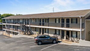 Un motel à deux étages avec un parking.