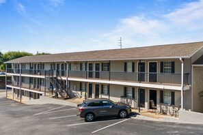 Exterior - Jordan-Hare Views - The Loveliest Studio on Magnolia (Auburn)
