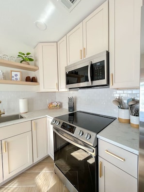 Geladeira, micro-ondas, fogão, cooktop