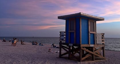 Waterfront retreat with kayaks, walk to the beach