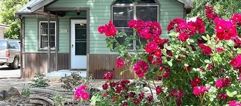 NEW!!! Charming 2-3 bedroom cottage with AC in the heart of Montrose.