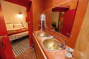 Hårføner, håndklær, såpe og toalettpapir