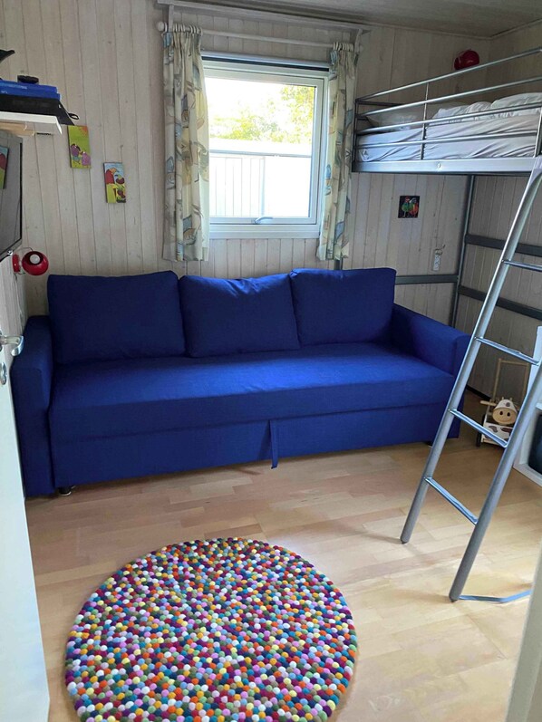 Flat-screen TV, DVD player, stereo