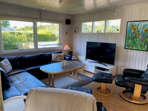 Flatskjerm-TV, DVD-spiller og stereoanlegg