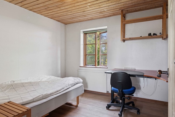 5 bedrooms, iron/ironing board, free WiFi, wheelchair access