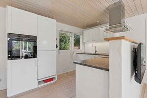 Jääkaappi, uuni, liesi, astianpesukone