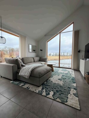 Flachbildfernseher, Kamin, DVD-Player