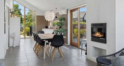 Lakefront luxury holiday retreat with cozy loft