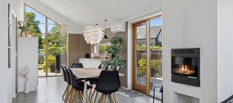 Lakefront luxury holiday retreat with cozy loft