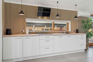 Fridge, oven, stovetop, dishwasher