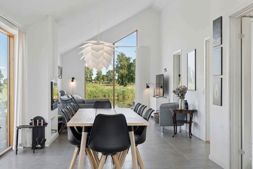 Lakefront luxury holiday retreat with cozy loft