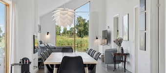 Lakefront luxury holiday retreat with cozy loft