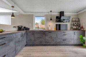 Kjøleskap, ovn, kokeplater og oppvaskmaskin