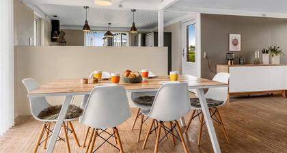 Family-friendly activity house by the sea