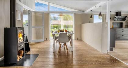 Family-friendly activity house by the sea