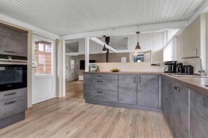 Fridge, oven, stovetop, dishwasher