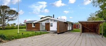 Family-friendly activity house by the sea