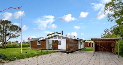 Family-friendly activity house by the sea