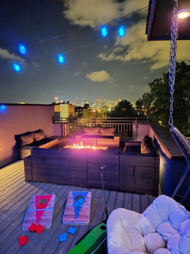 Adjacent townhomes, 8 rooms, 2mi to DT, City View