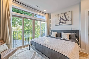 8 makuuhuonetta, työpöytä, silitysrauta/-lauta, vauvan matkasänky