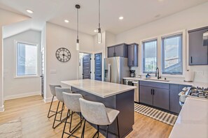 Mikrowelle, Ofen, Herdplatte, Geschirrspüler