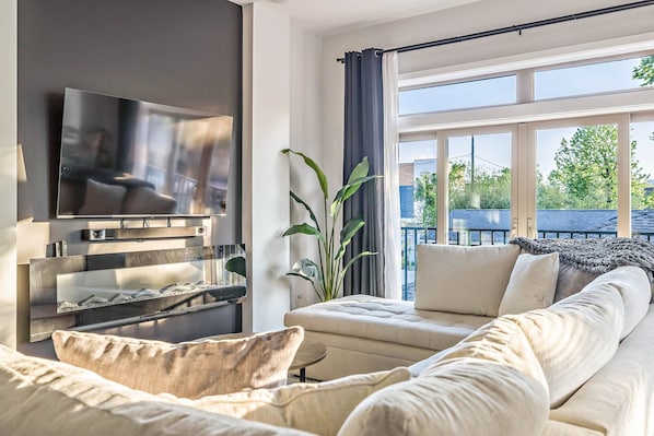 TV, fireplace
