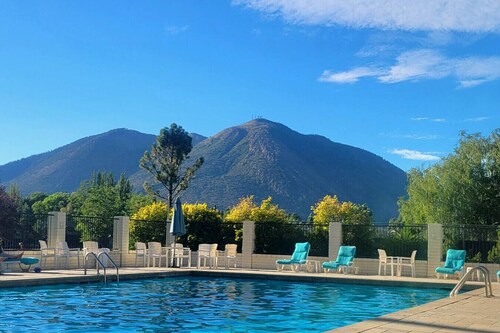 Mountain View Retreat ~Fireplace ~Great Location!