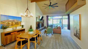 Televisie en een open haard