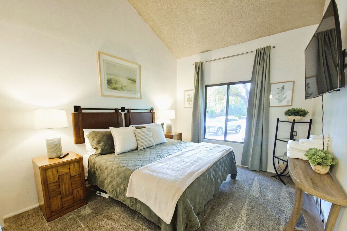 3 間睡房、書桌、熨斗/熨衫板、可攜式嬰兒床