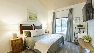 3 室のベッドルーム、デスク、アイロン / アイロン台、旅行用ベビーベッド