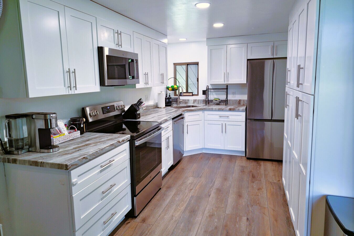 Refrigerador, microondas, horno y parrilla de estufa 